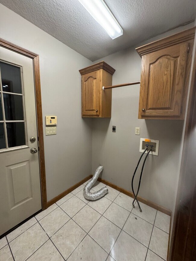 Building Photo - 3 Bed / 2 Bath Available Now