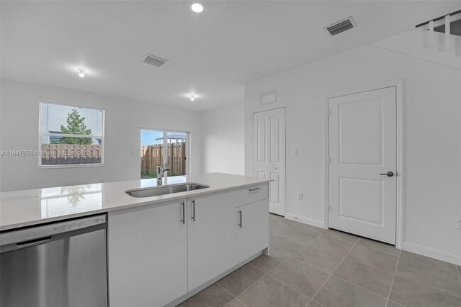 Building Photo - 2858 SE 25th Ave