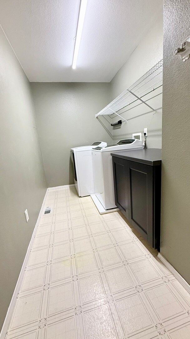 Building Photo - GOURMET KITCHEN-D20-6 BEDROOMS