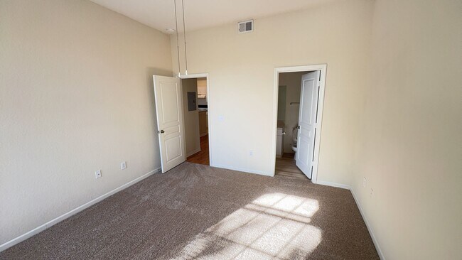 Building Photo - Beautiful 2 Bedroom 2 bath condo for Rent ...