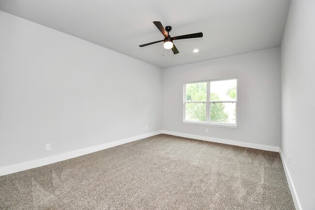 Building Photo - 3814 Lakewood Dr
