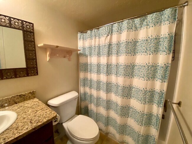 Building Photo - LARGE TOWNHOME AVAILABLE FOR RENT!