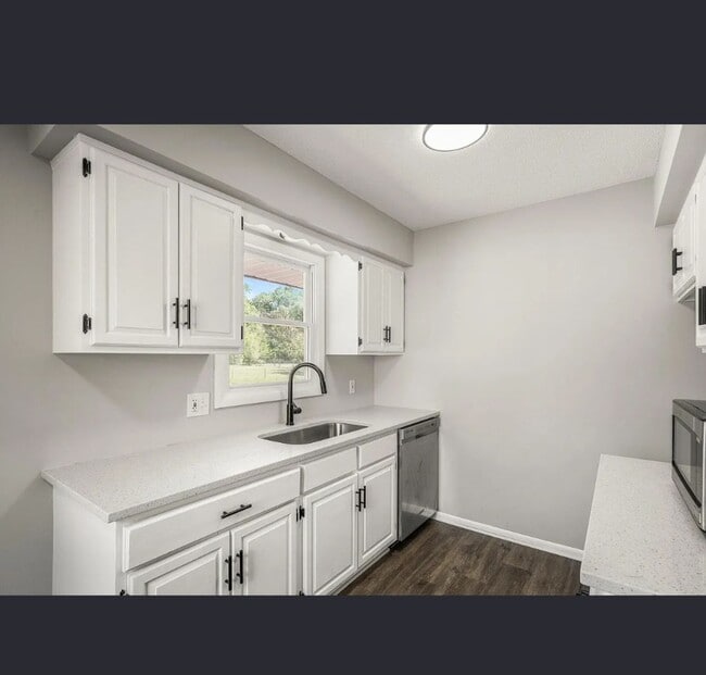 Building Photo - 825 Elm Creek Cir