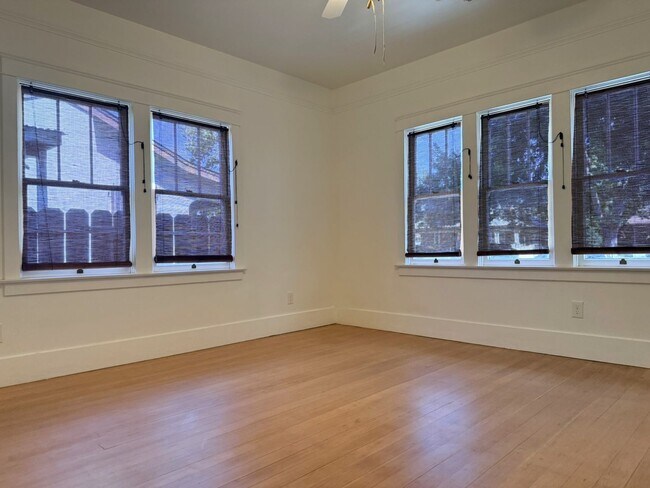 Building Photo - 838 W 19th St