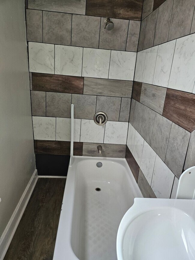 Building Photo - EHA Approved Small 2 Bed house Available Now