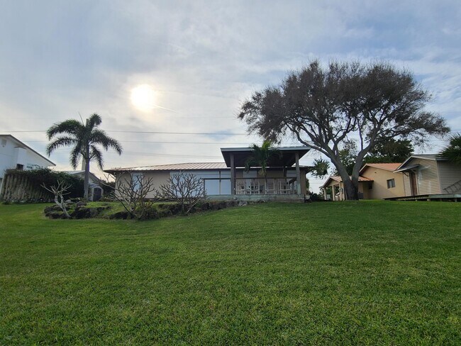 Building Photo - 2557 Pineapple Ave