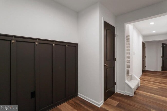 Building Photo - 320 W 11th St