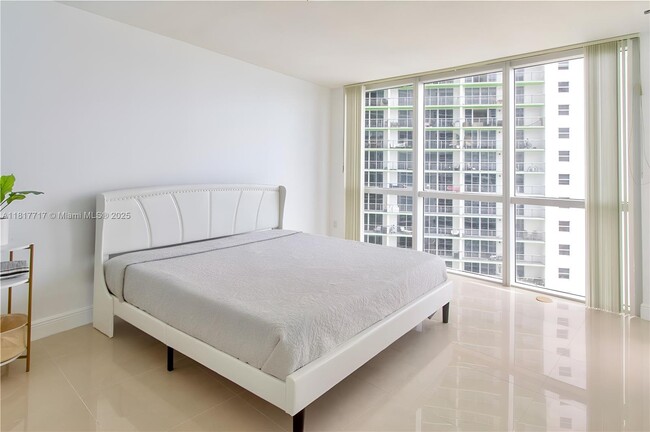 Building Photo - 1750 N Bayshore Dr