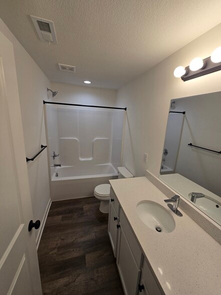 Building Photo - 5278 Pinecrest Ct N