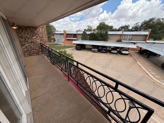 Building Photo - 2 Bed 2.5 Bath Condo on the golf course!