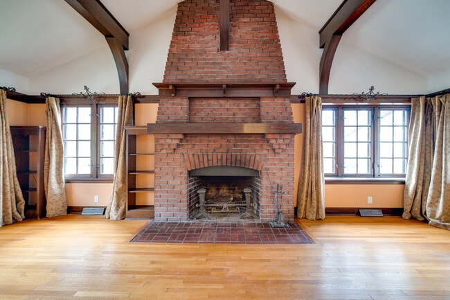 Building Photo - 126 Mahrt Ave