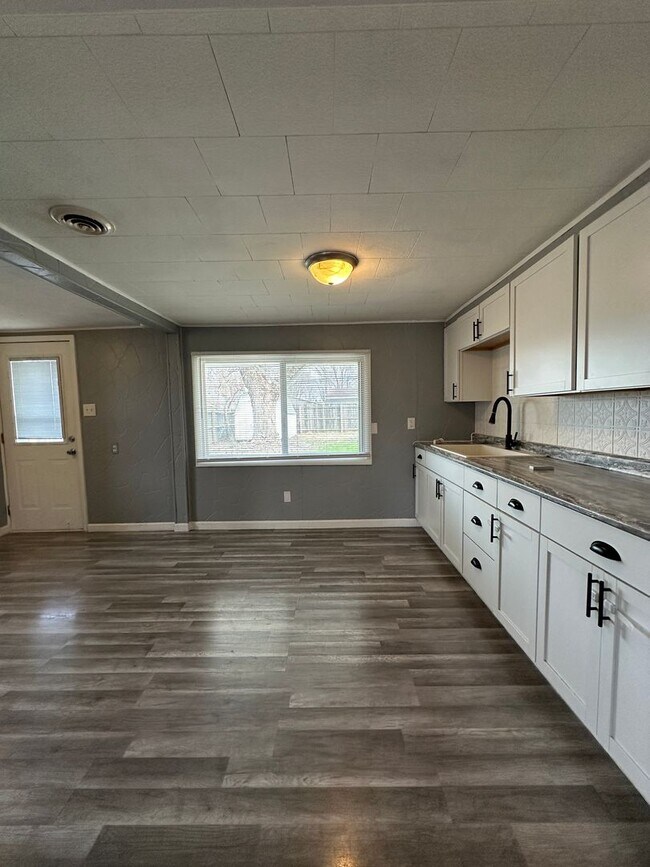 Building Photo - Your Yorktown Home Base | Love Coming Home