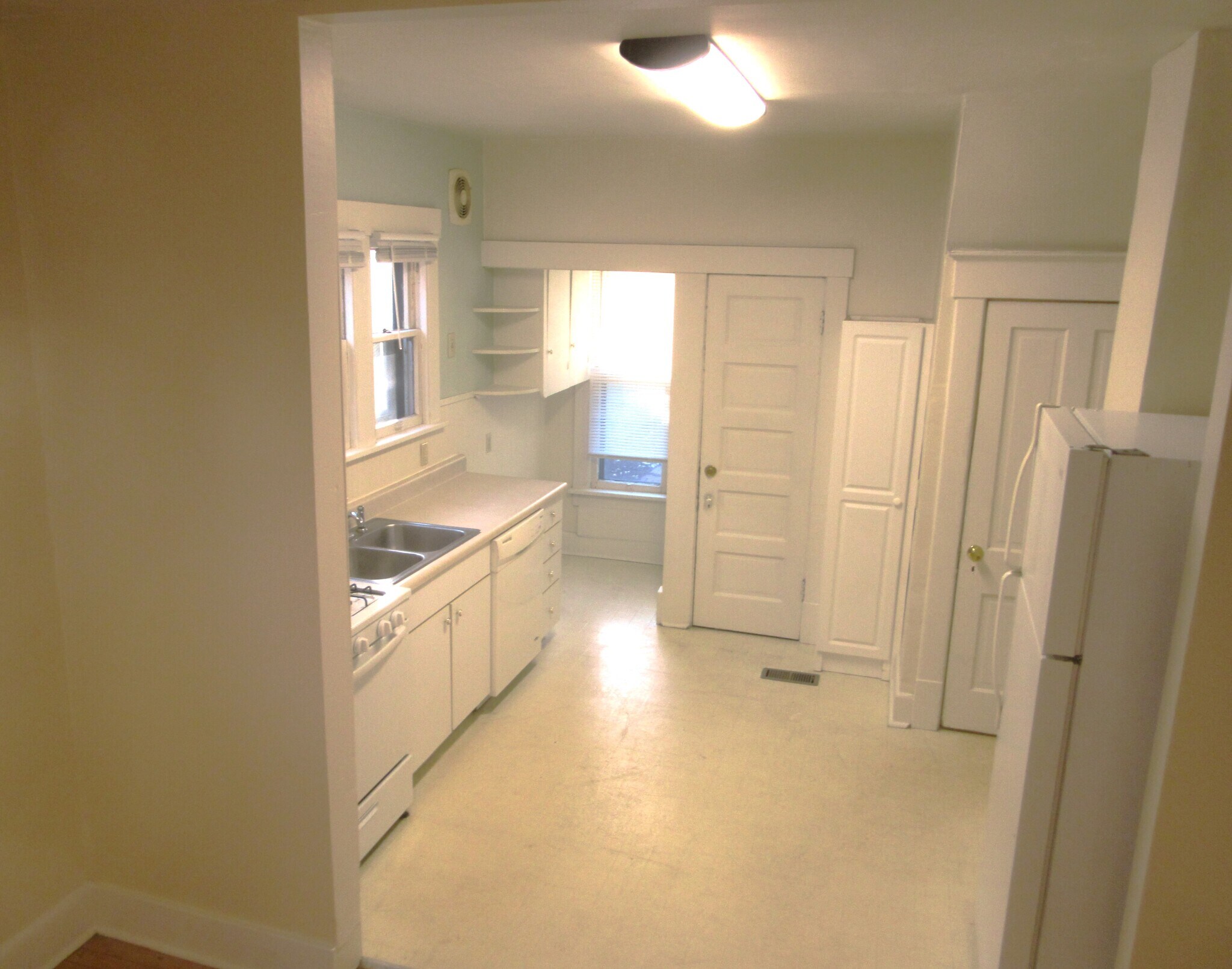 Building Photo - 605 1/2 N State St