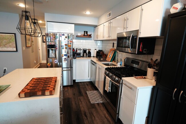 Building Photo - Lovely 2 BR/2 BA 1st Level Condo in Shaw!