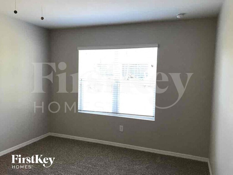 Building Photo - 220 SE 14th Terrace