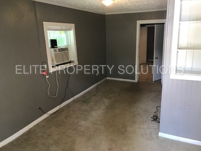 Building Photo - Small house near Dickerson and Trinity Lane