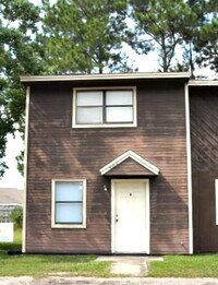 Building Photo - Great 2 Bedroom Townhouse Close to Both Bases