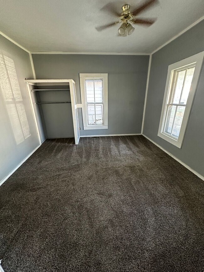 Building Photo - Updated 2 Bedroom, 1 Bath Home with 2 Car ...