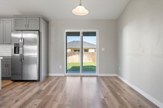 Building Photo - Newer Home in Quiet Neighborhood