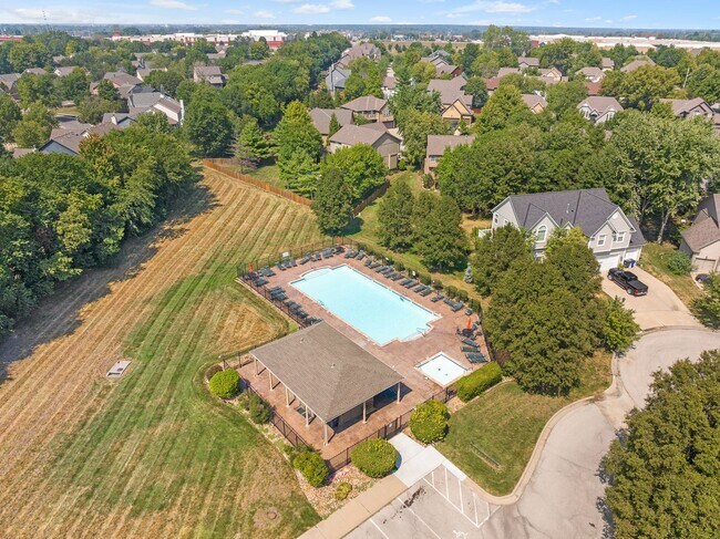 Building Photo - {13862} Spacious townhome in Prime Location + Maintenance Provided Community + Neighborhood Pool ...