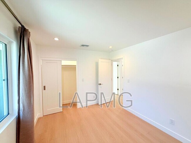 Building Photo - 10839 Fellows Ave