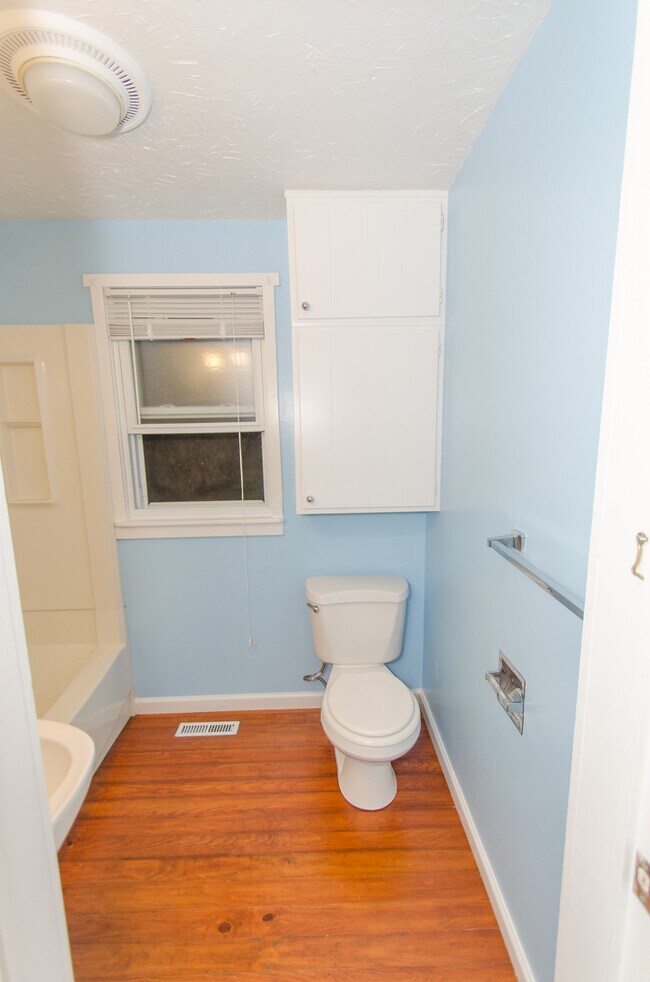Building Photo - Spacious 3 bedroom, 1 bath Home - Availabl...