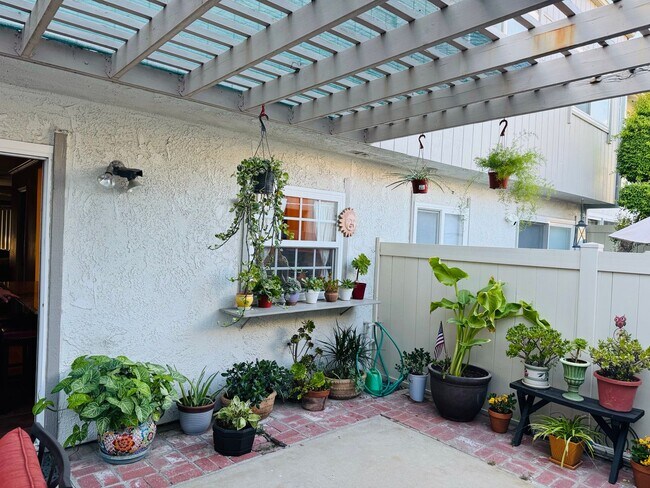Building Photo - Los Robles Townhome – Flexible Furnishing Options