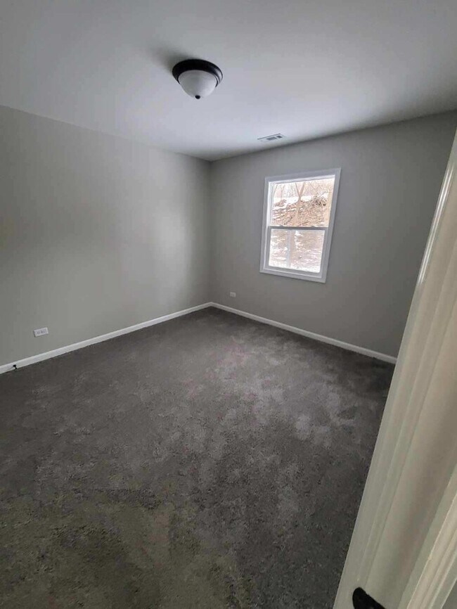 Building Photo - New Rehabbed home close to the train and toll roads