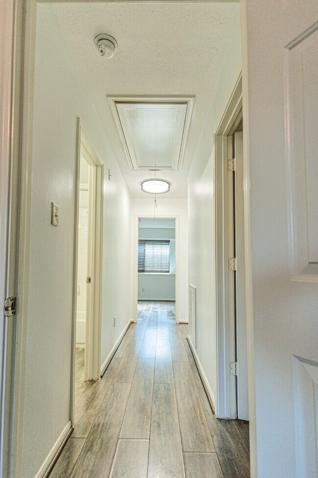 Building Photo - 19334 Strathmore Pl Ln