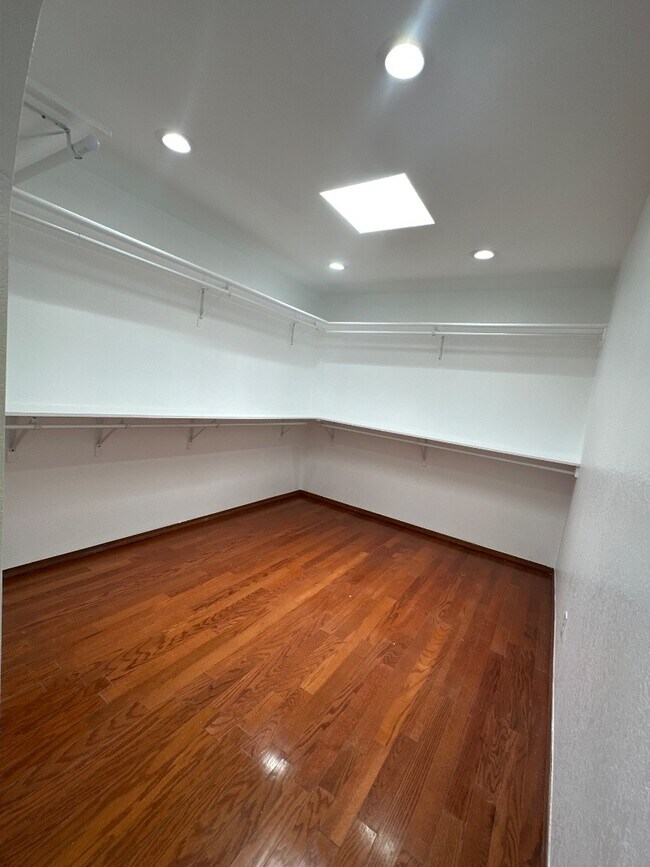 Building Photo - 7461 Plaza Redonda Dr