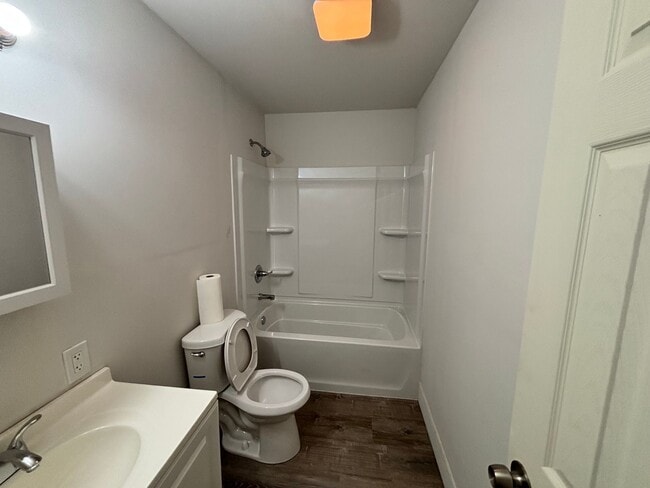 Building Photo - 3 bed 1 bath house with garage