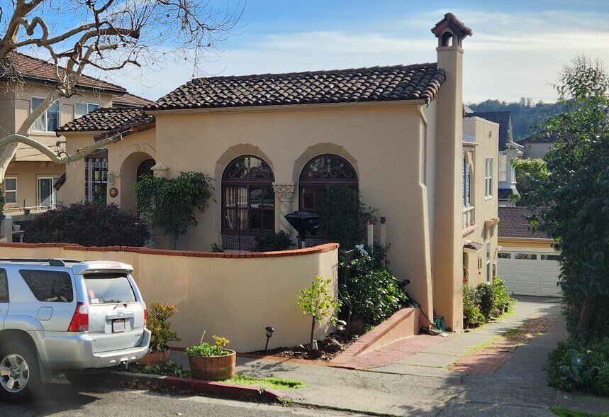 Unit in historic building - 131 Laurel Pl