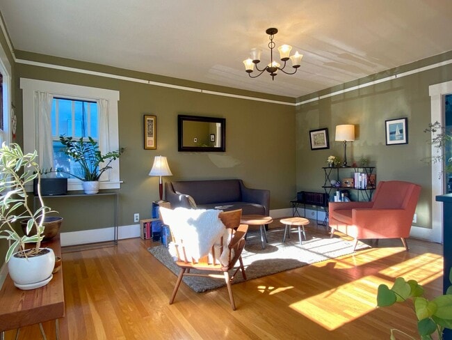 Building Photo - Updated Bungalow located in Downtown Redwood City & 15 miles from SF International Airport