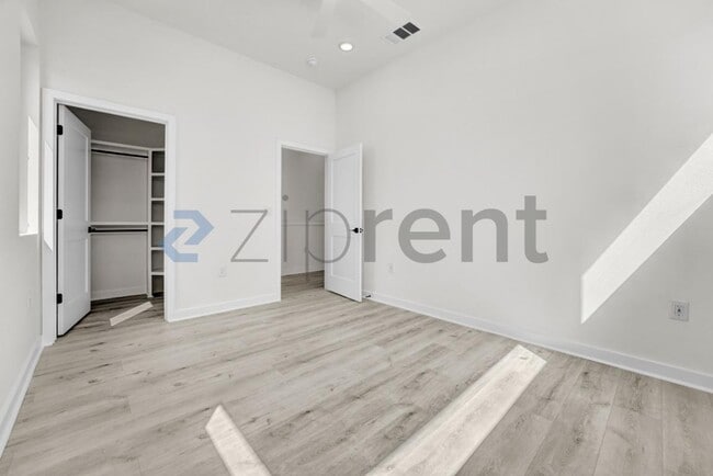 Building Photo - 2000 Riverside Farms Rd