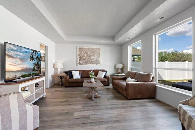 Building Photo - Immaculate Newer Construction w/ Vinyl Fen...