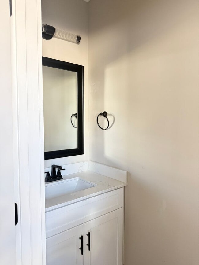 Building Photo - Hidden Crossing