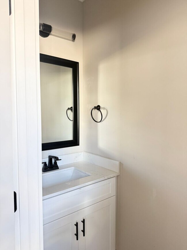 Building Photo - Hidden Crossing ll