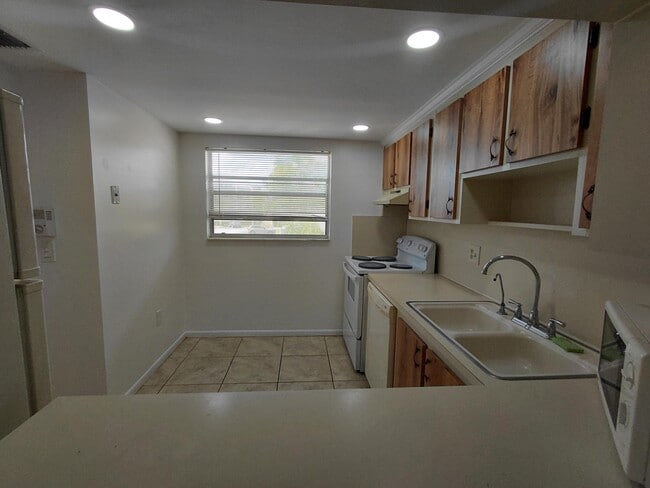 Building Photo - 6850 Royal Palm Blvd