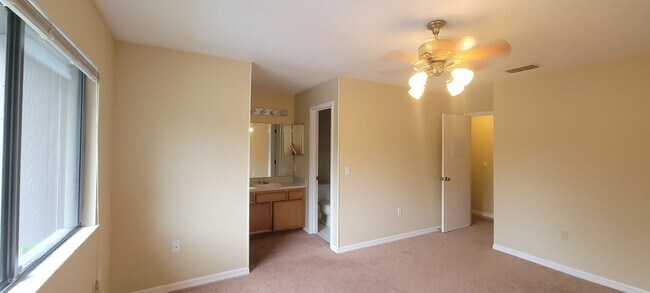 Building Photo - 2/2.5 Townhome Mile Run