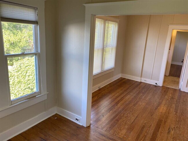 Building Photo - 2 BR/1 BA Downtown Apartment! Walk Everywhere!