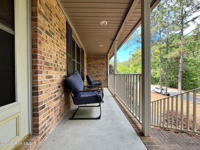 Building Photo - 100 Bridle Path Cir