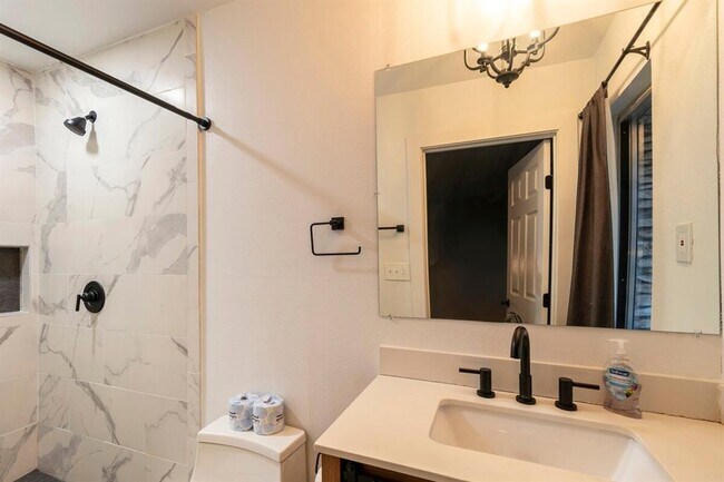 Building Photo - 1707 Deerfield Dr