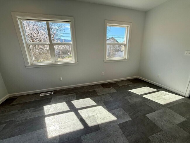 Building Photo - 3 Bedroom / 2 Bath Home - Bespoke Elegance in the University District!