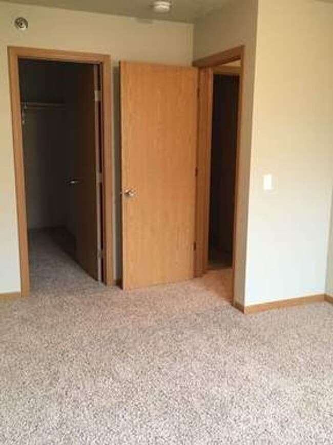 Building Photo - 3 Bedroom Condo!