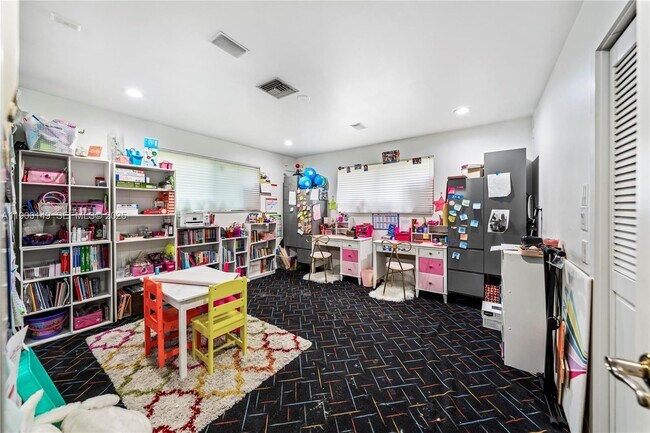 Building Photo - 5820 Palm Tree Rd