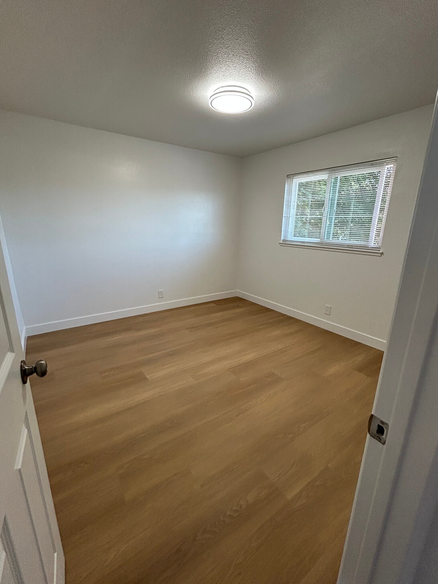 Building Photo - 574 W Hedding St