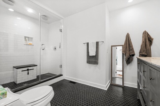 Building Photo - 4 Bedroom / 3 Bathroom Modern Contemporary...