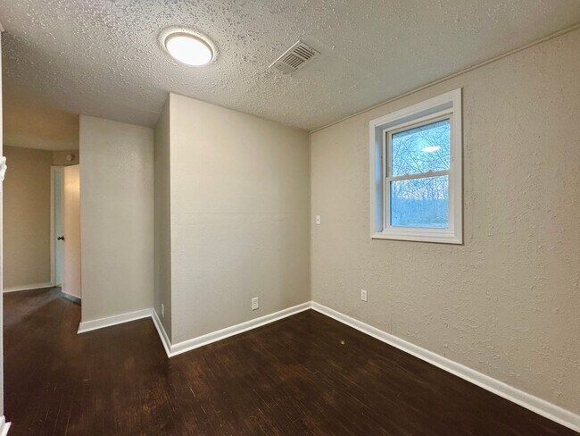 Building Photo - 2 Bedroom/ 1 Bath Home Between Cave City and Batesville!