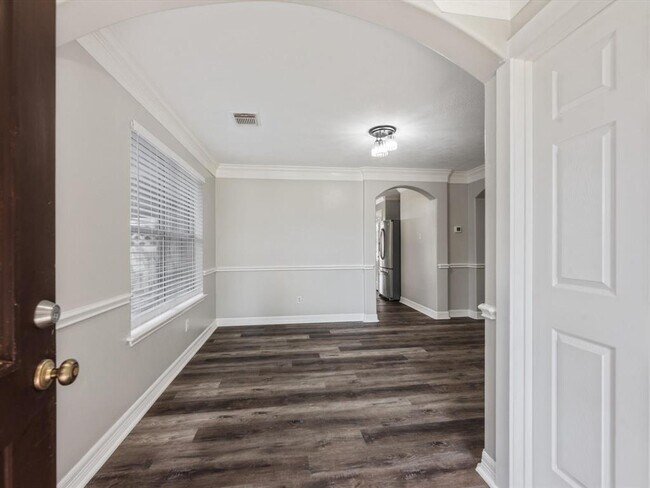 Building Photo - 7307 Village Lake Dr