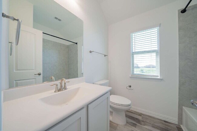 Building Photo - Welcome home to you new 3 bed 2 bath locat...